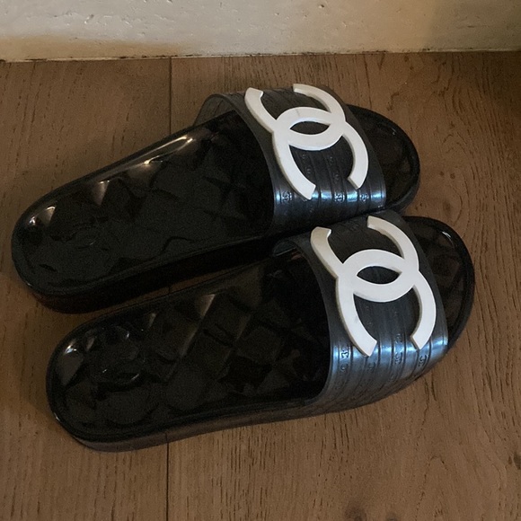 CHANEL BLACK RUBBER JELLY slide - Picture 6 of 14